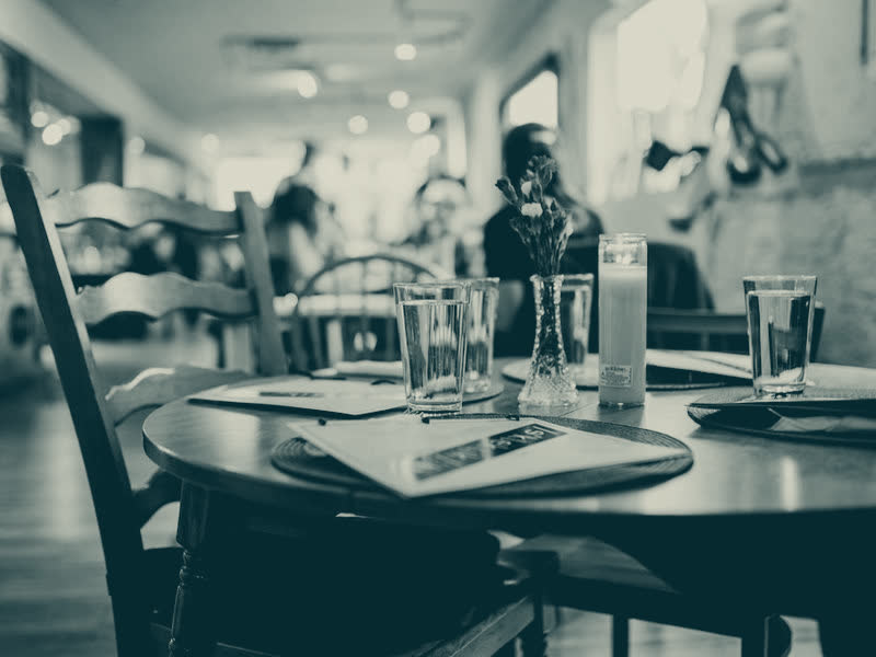 Salón de un restaurante a mediodía, con mesas puestas