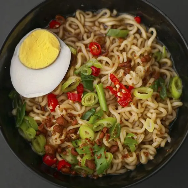 Tazón de ramen con huevo, cebollín y chile