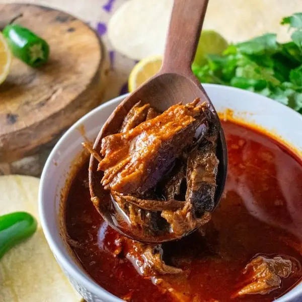 Birria en consomé, con cucharón