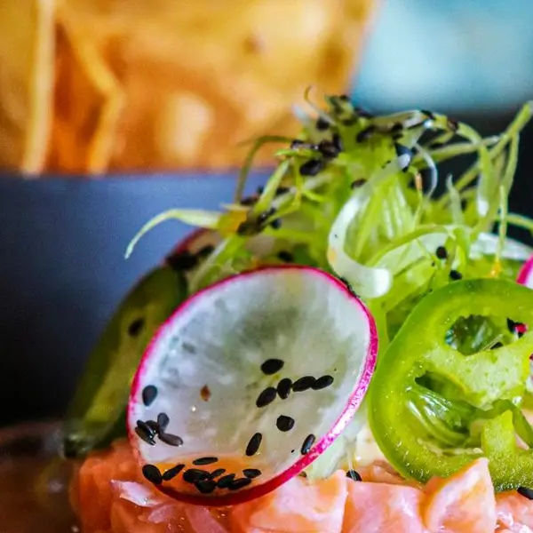 Pescado crudo con rábano y jalapeño