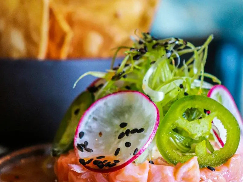 Pescado crudo con rábano, jalapeño y ajonjolí